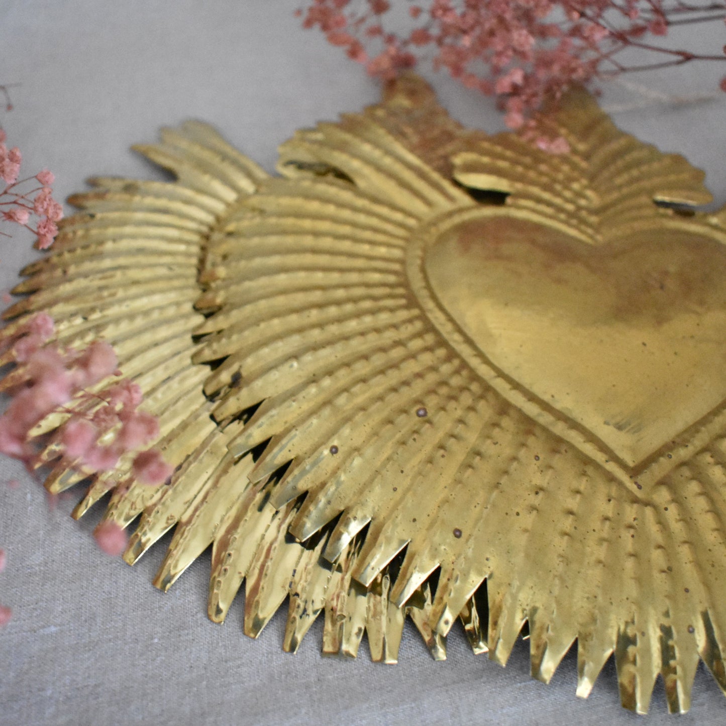 Cœur Sacré en métal doré – pièce artisanale