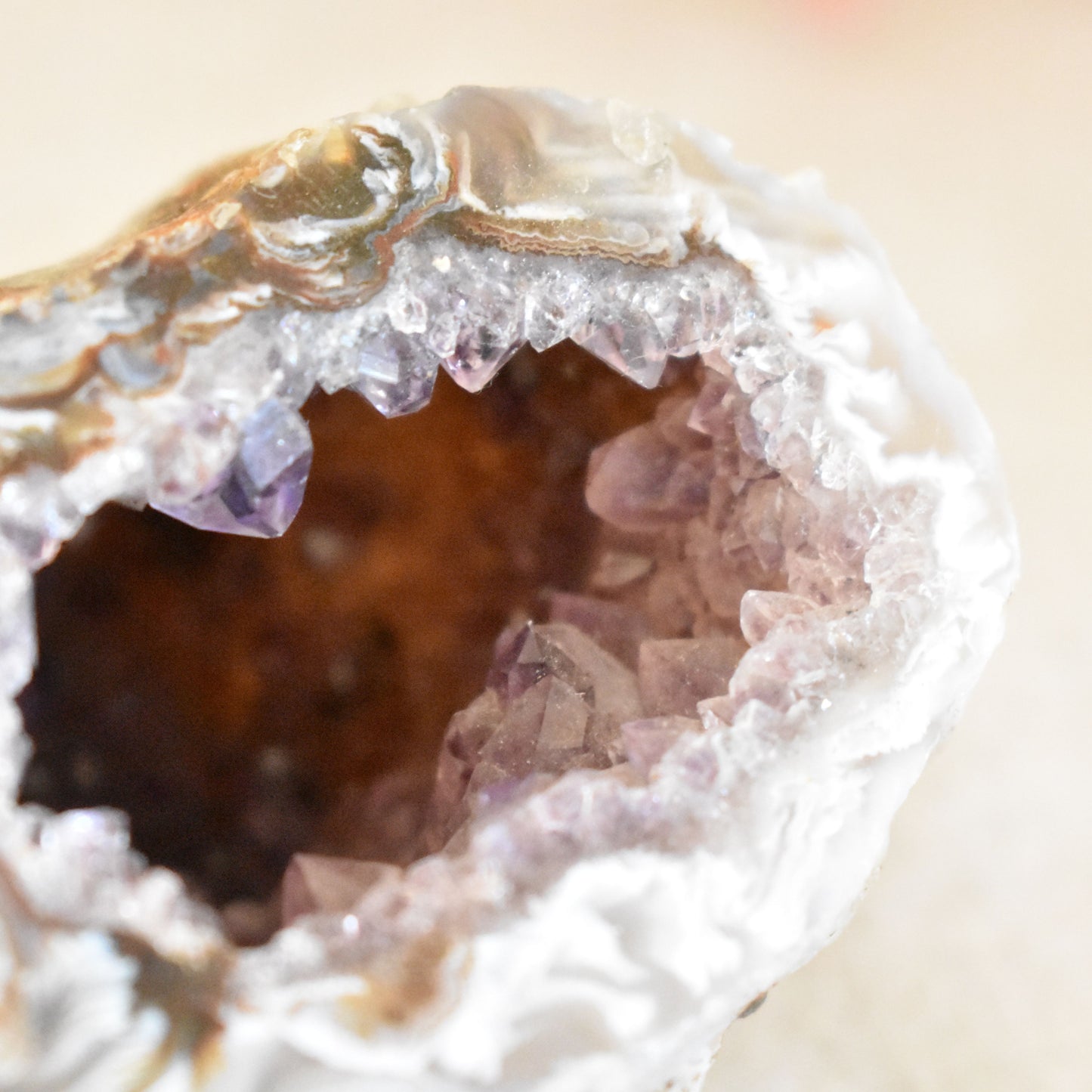 Géode agate améthyste de 150 g aux cristaux violets