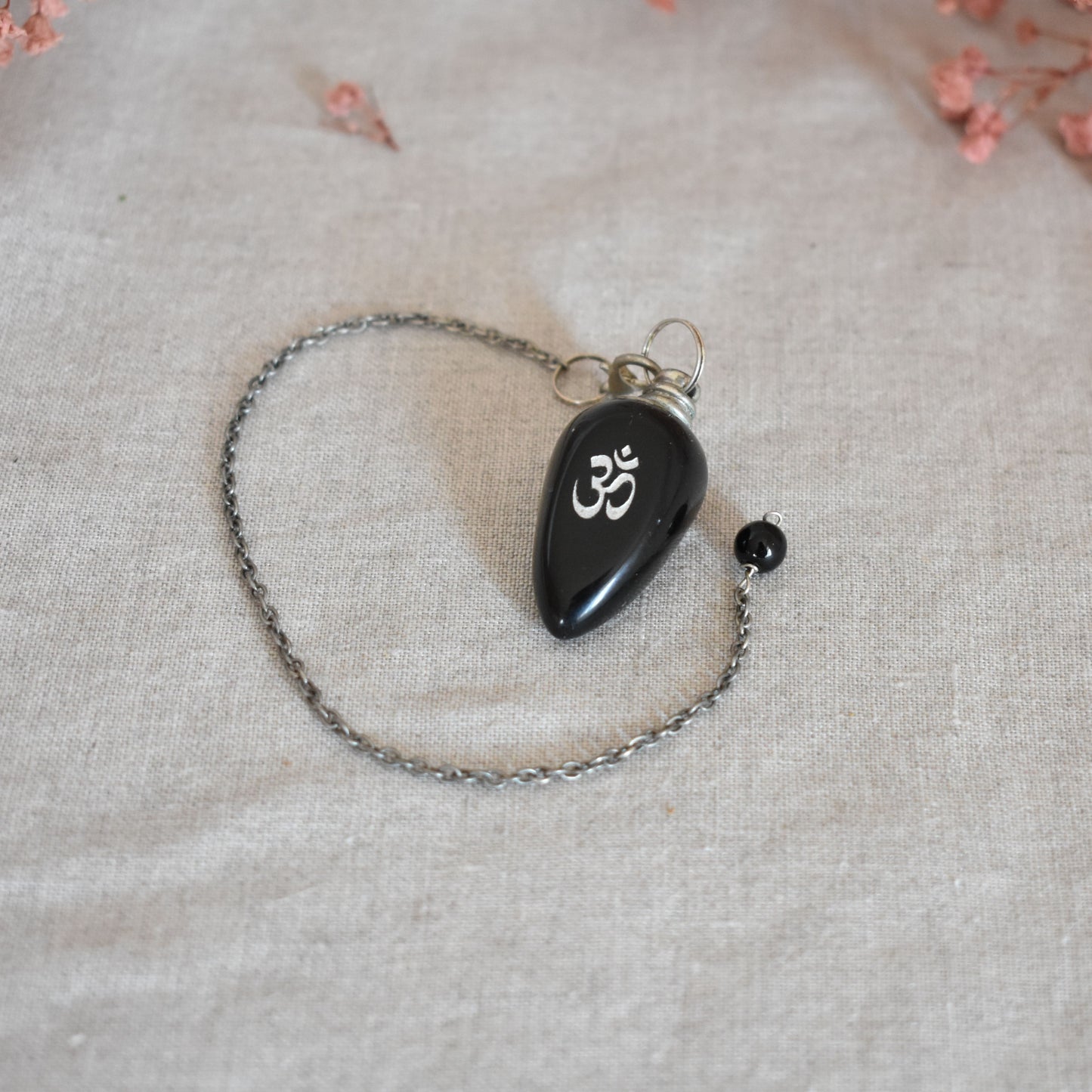 Pendule OM en agate noire polie
