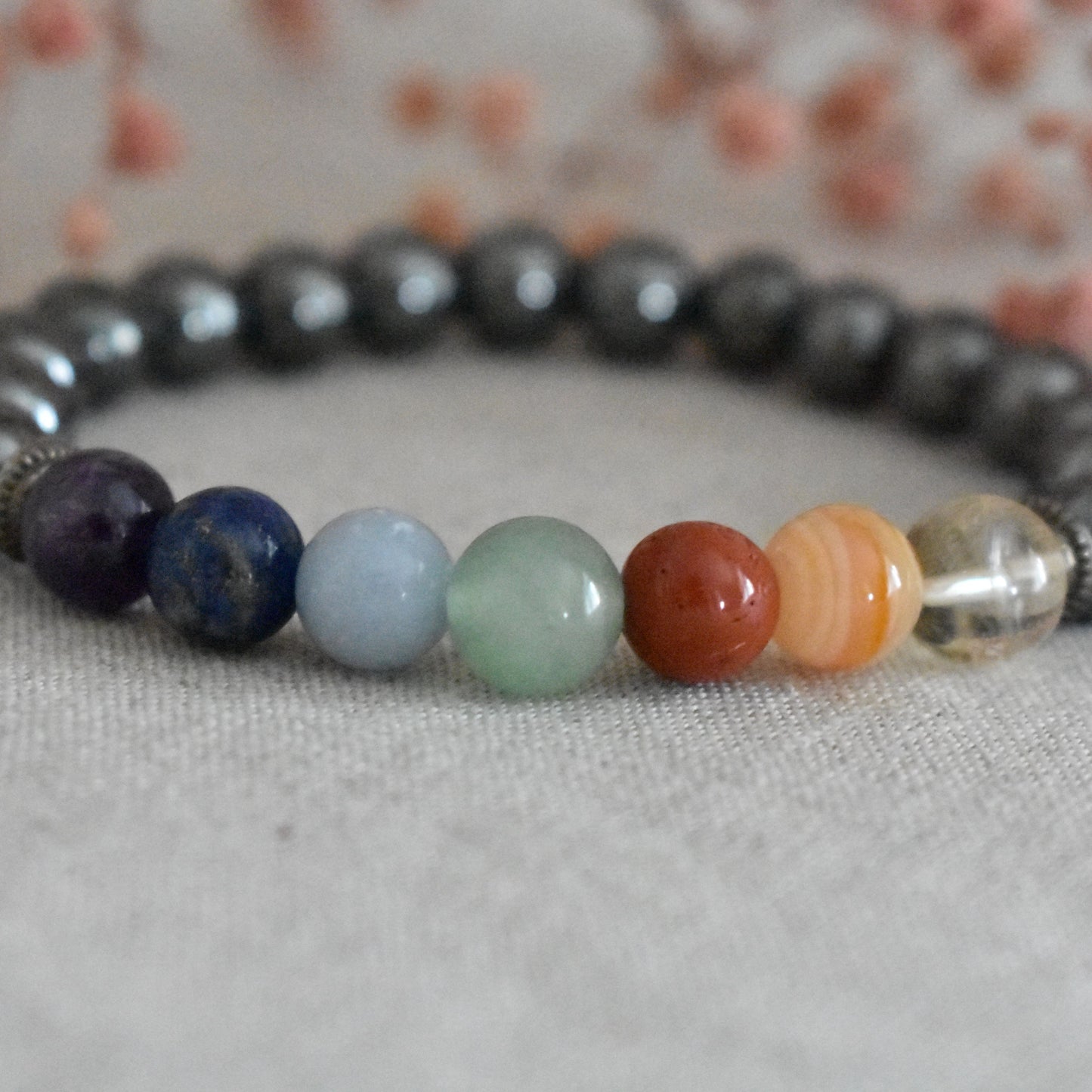 Bracelet hématite 7 chakras 8 mm · Ancrage et alignement intérieur