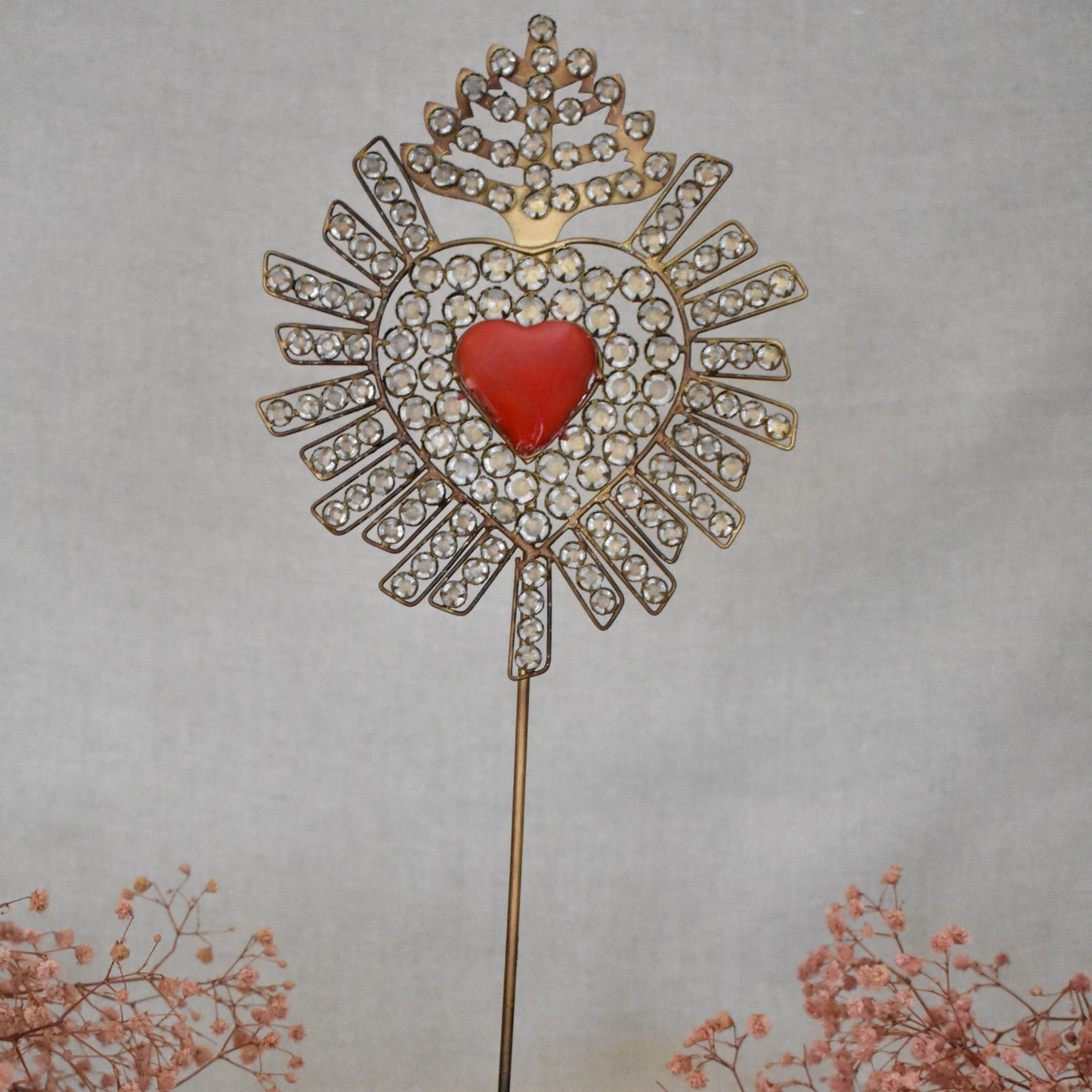 Ex-voto cœur sacré – métal patiné & cœur rouge – Chehoma