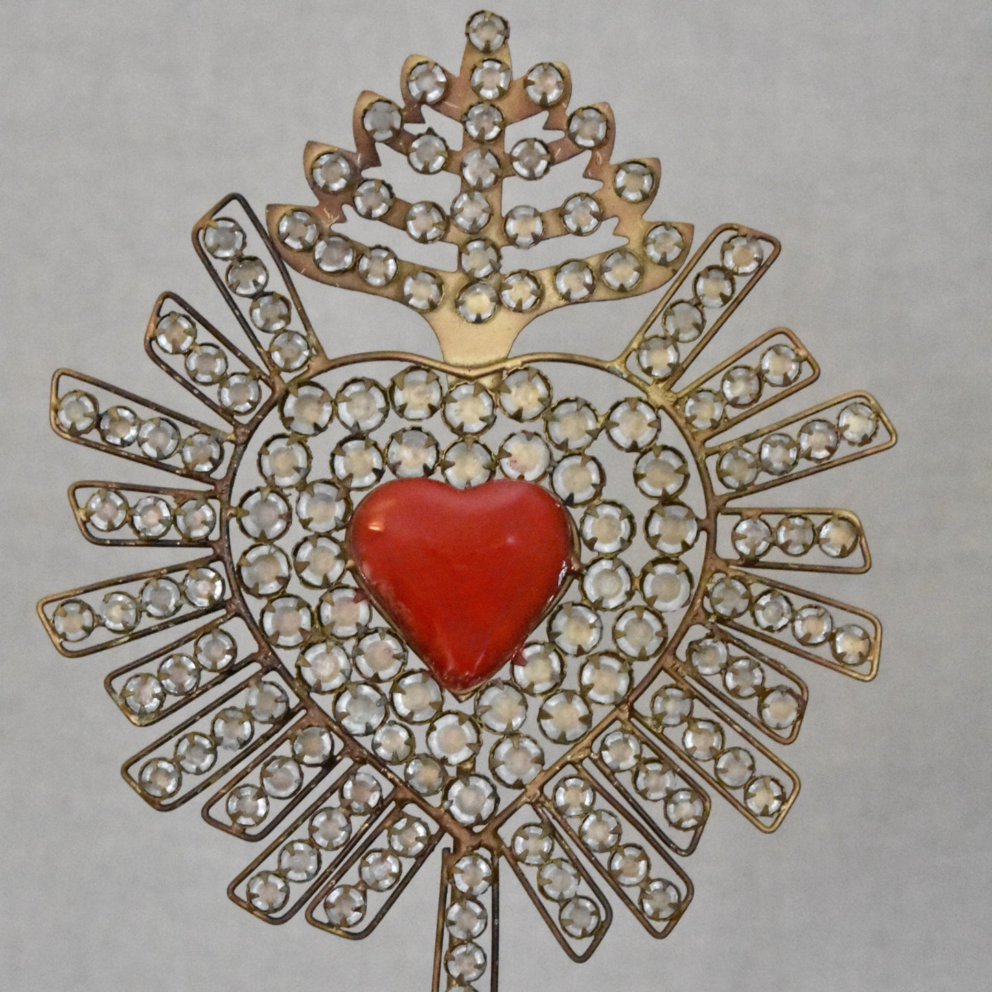 Ex-voto cœur sacré – métal patiné & cœur rouge – Chehoma