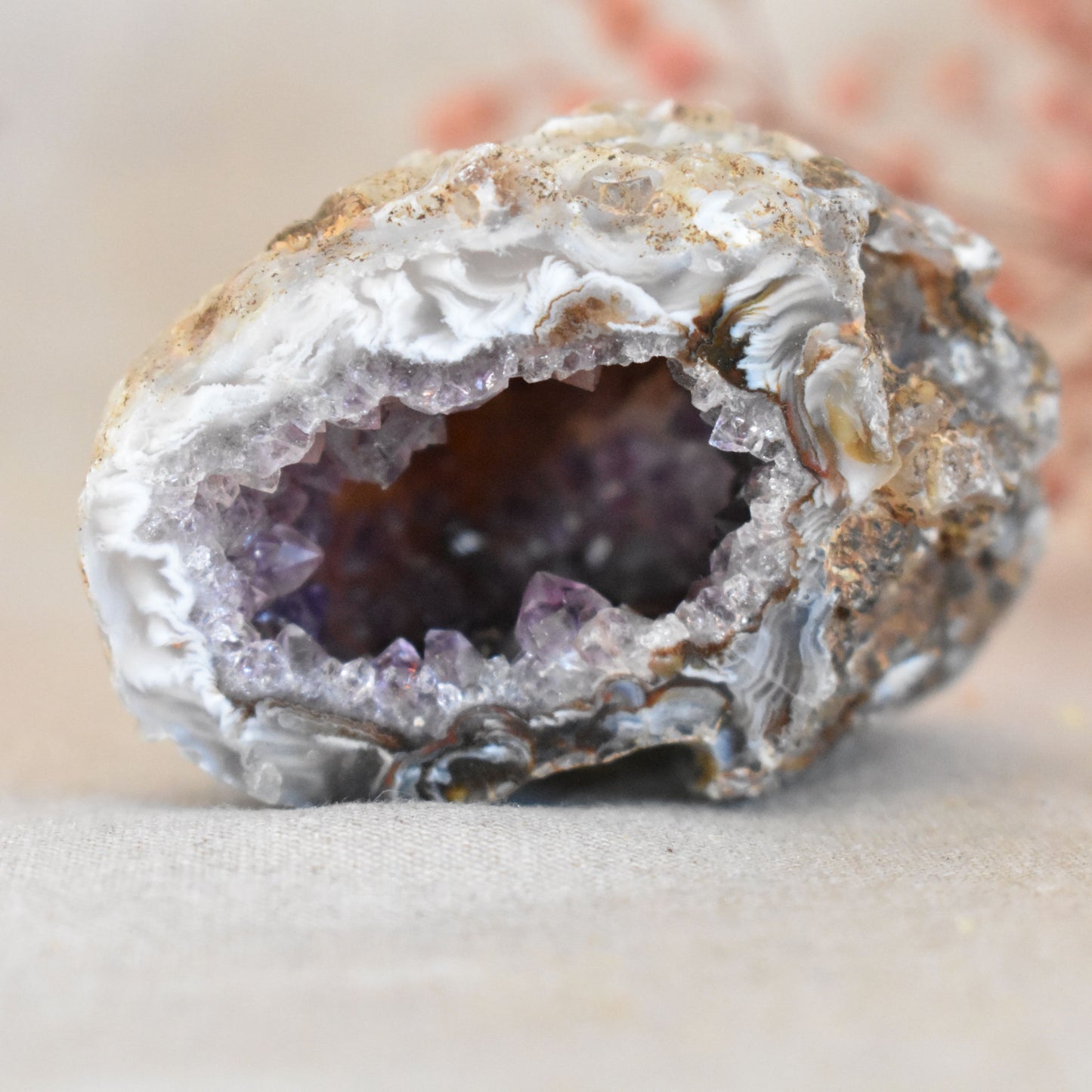 Géode agate améthyste de 150 g aux cristaux violets