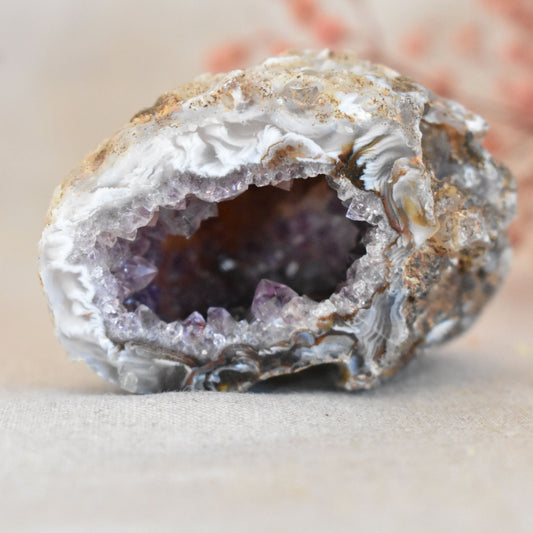 Géode agate améthyste de 150 g aux cristaux violets