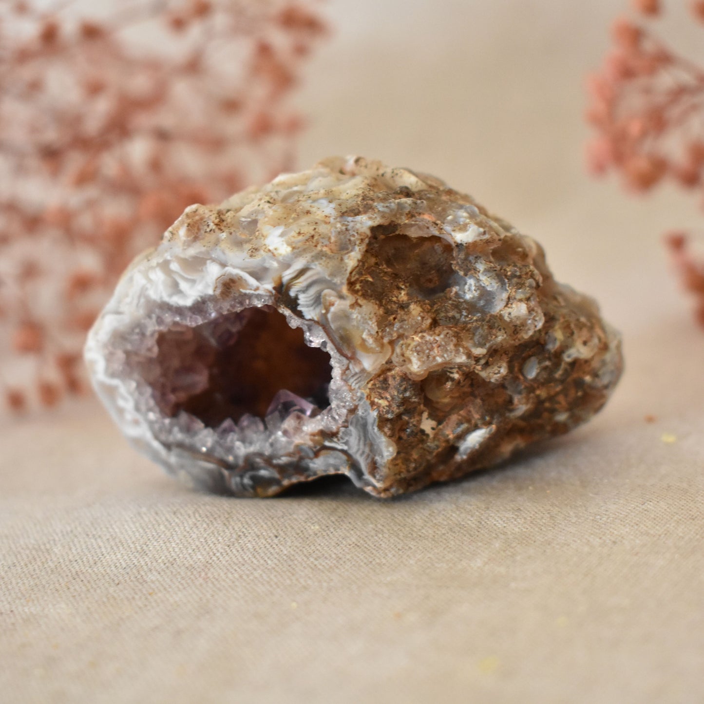 Géode agate améthyste de 150 g aux cristaux violets