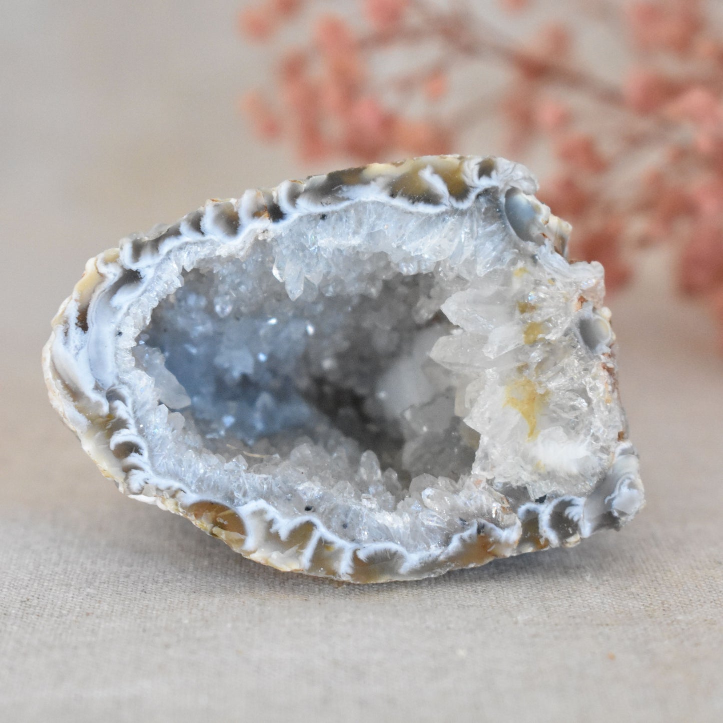 Géode agate naturelle de 126 g aux cristaux blancs