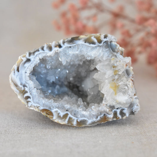Géode agate naturelle de 126 g aux cristaux blancs