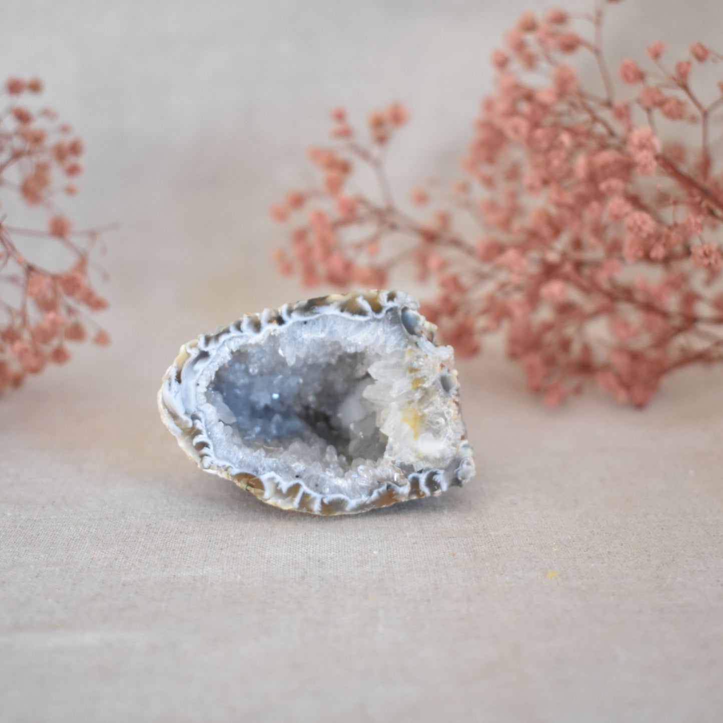 Géode agate naturelle de 126 g aux cristaux blancs