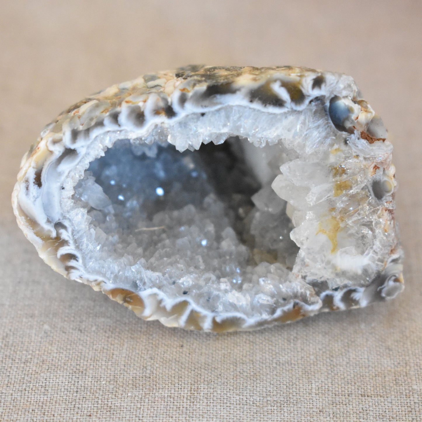 Géode agate naturelle de 126 g aux cristaux blancs