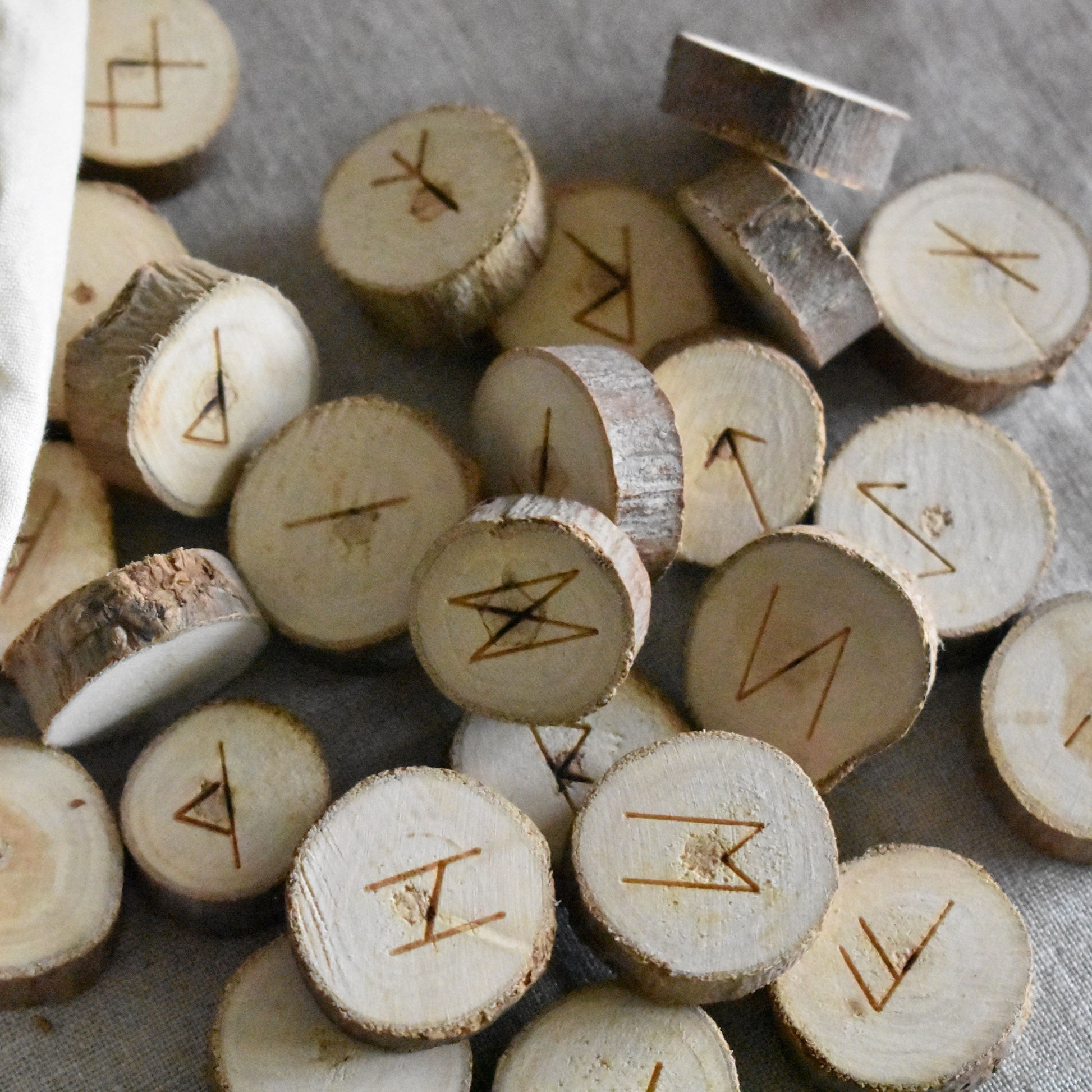 Oracle Runes en bois - Provence Spiritualité