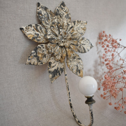 Patère fleur à l’effet vieilli – Chehoma