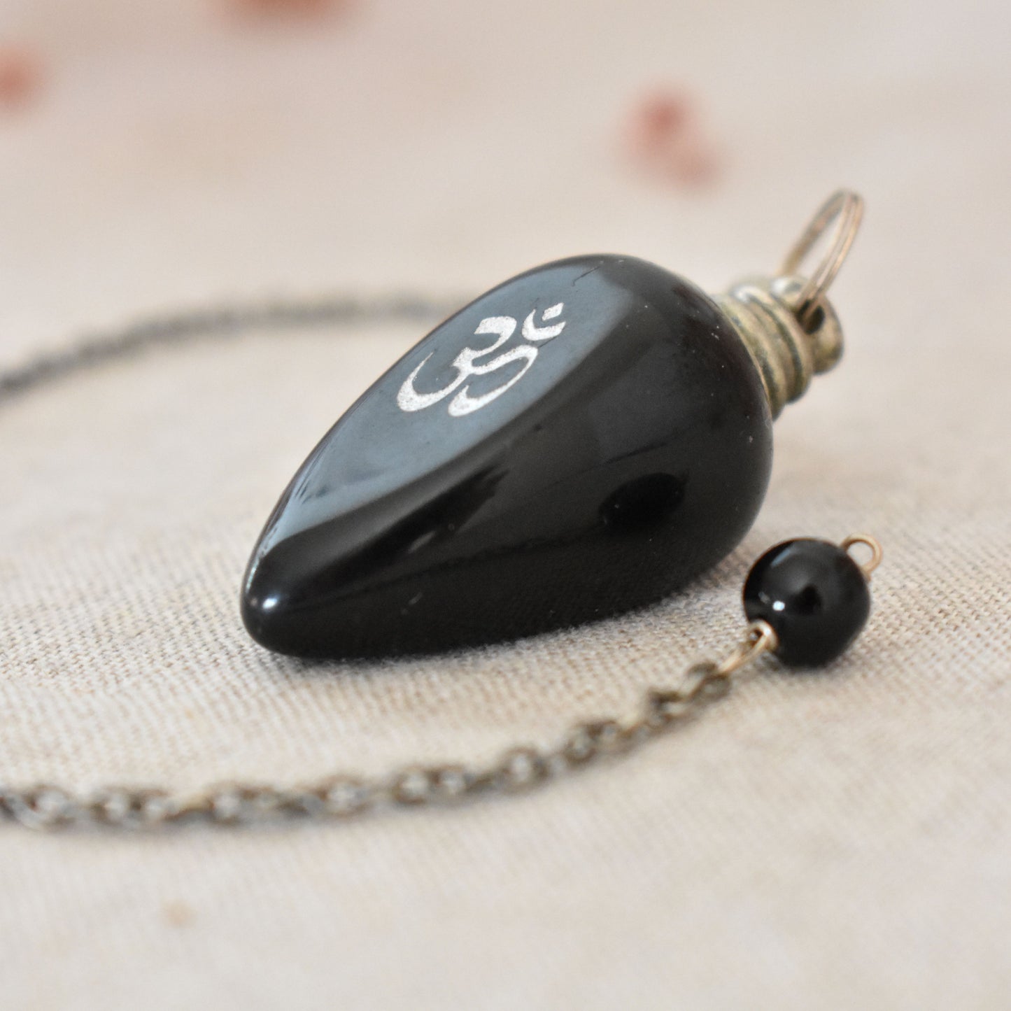 Pendule OM en agate noire polie