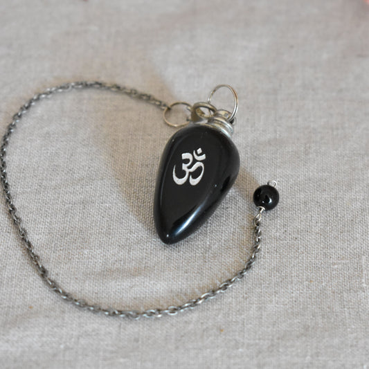 Pendule OM en agate noire polie