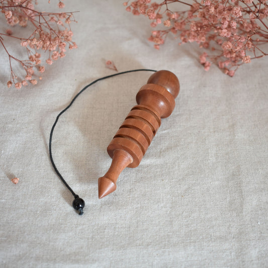Pendule en bois de néflier