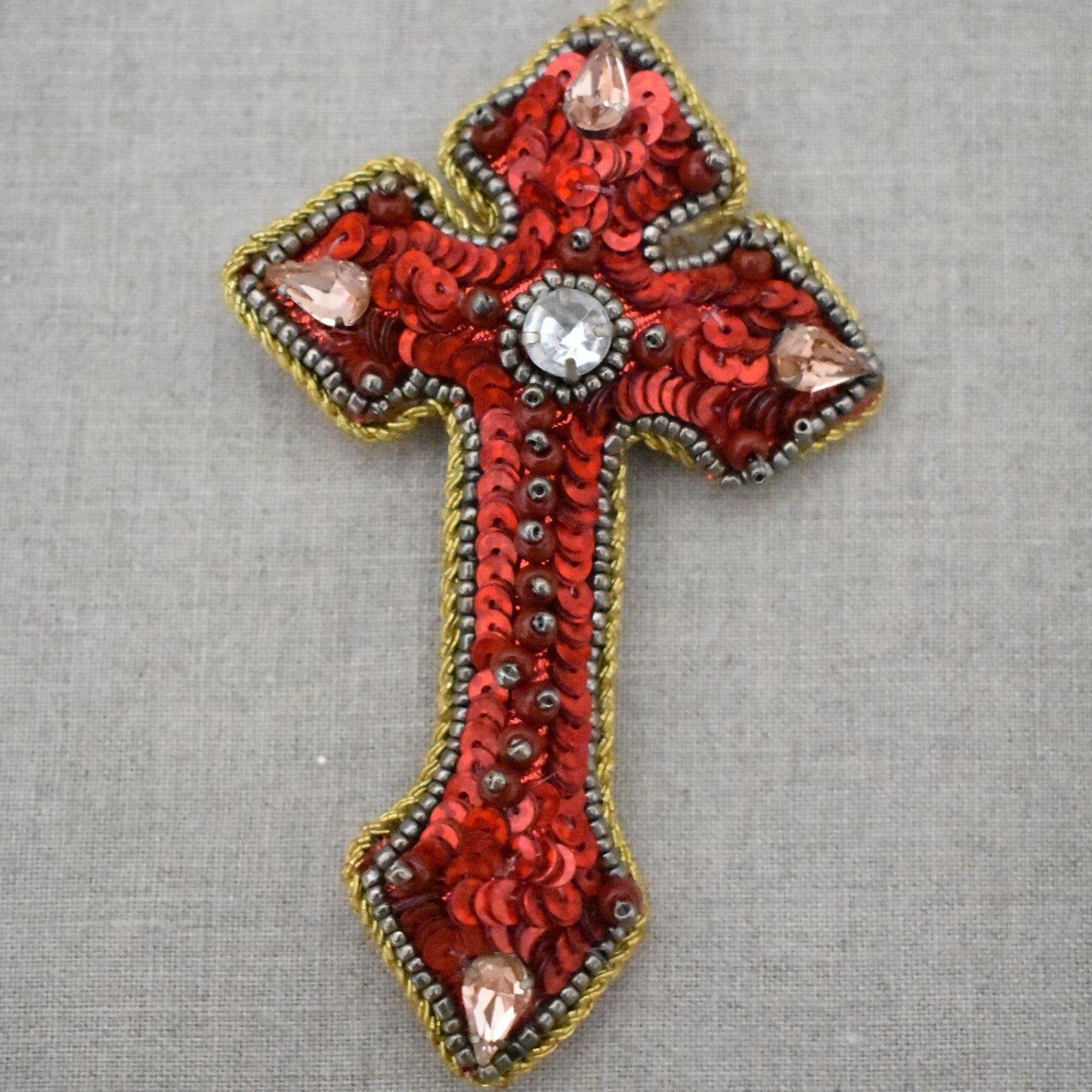 Suspension croix rouge - Chehoma